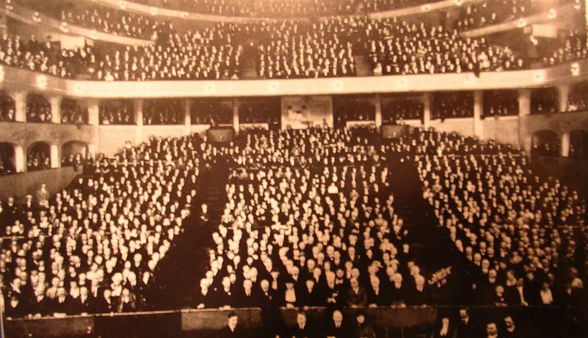 4,229 early investors at a meeting in the L.A. Philarmonic Auditorium
